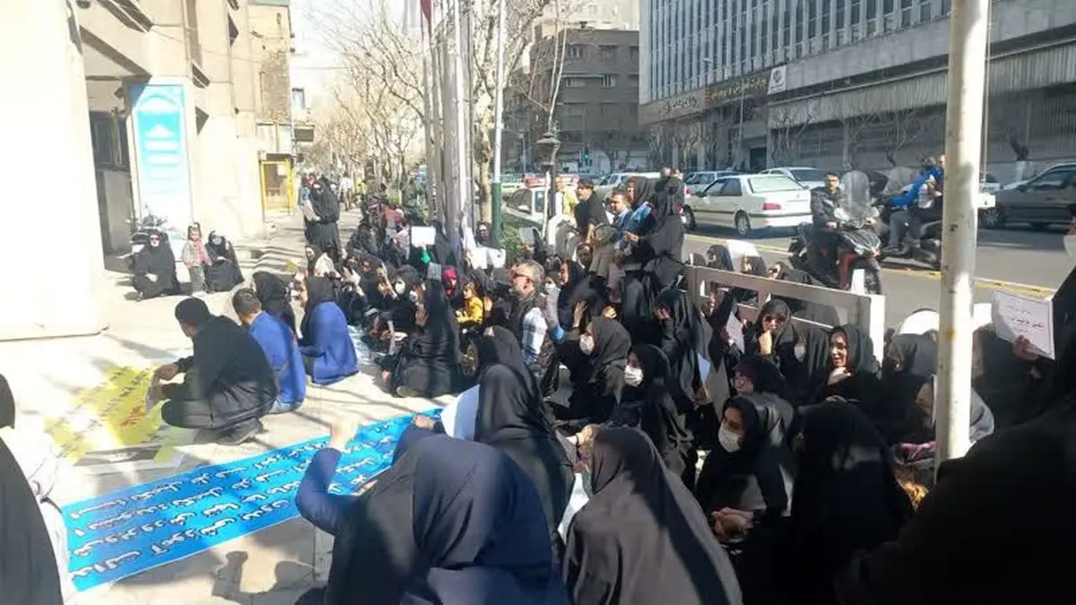 تجمع کارنامه سبزها مقابل وزارت آموزش و پرورش/ ماه‌هاست در انتظار استخدام هستیم