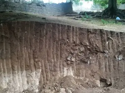 کشف سازه‌ای احتمالا دست کند در حین عملیات حفر پی ساختمان در رودبار