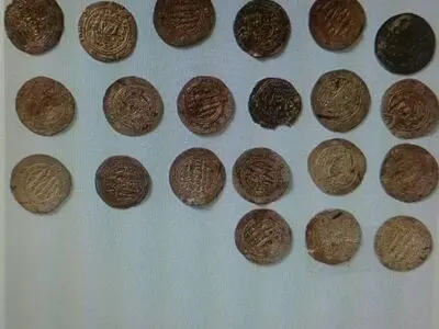 کشف و ضبط ۳۰ قطعه سکه ساسانی و سلوکی در فرودگاه کرمانشاه