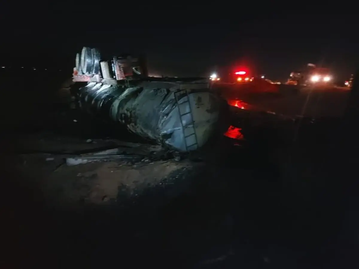 واژگونی تریلی حاوی قیر در ۲۰ کیلومتری جاده سروستان 