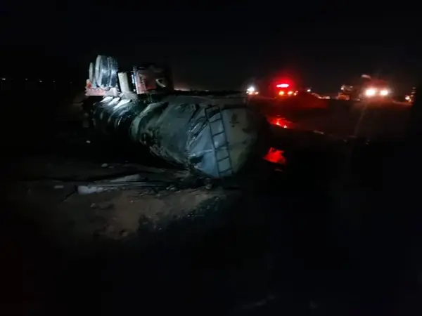 واژگونی تریلی حاوی قیر در ۲۰ کیلومتری جاده سروستان
