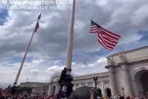 پایین آوردن پرچم آمریکا و بالا بردن پرچم فلسطین در واشنگتن دی سی + فیلم