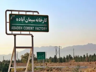 کارفرمای سیمان آباده موظف به عقد قرارداد با کارگران شد