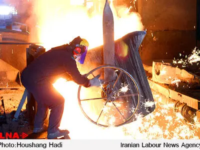 کارگران فولاد آذربایجان به وزیر اقتصاد : مطالبات ما را پرداخت کنید 