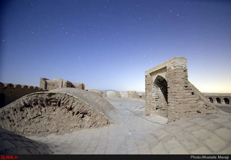 نمای شبانه کاروانسرای دیر گچین، بزرگترین کاروانسرای خشتی گچی ایران در استان قم