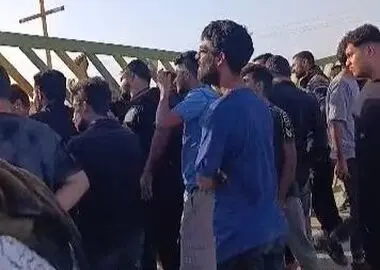 تجمع دوباره جوانان بومی مقابل  نیشکر دعبل خزایی/ بعد از برخورد قهری، وعده جلسه هم عملی نشد!