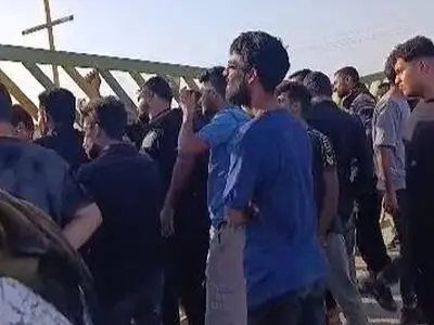 تجمع دوباره جوانان بومی مقابل  نیشکر دعبل خزایی/ بعد از برخورد قهری، وعده جلسه هم عملی نشد!