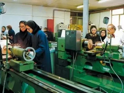 تشویق مدرک‌گرایی درست همزمان با انتقاد از آن!/ مدارک فنی و حرفه‌ای با تحصیلات دانشگاهی هم‌تراز شوند
