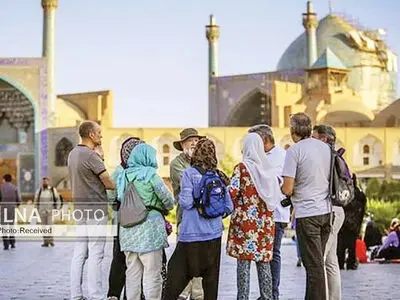گردشگران چینی و روس اهل خرید نیستند/ با چینی‌ها، روس‌ها و عراقی‌ها نمی‌توان به جذب ۱۵ میلیون گردشگر رسید/ هدف مسافران ورودی کشورهای همسایه، خرید جنس است نه گردشگری
