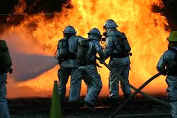مصدومیت ۴ آتش نشان در عملیات اطفاء حریق یک ساختمان