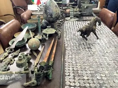 کشف و ضبط بزرگ‌ترین محموله اشیای تاریخی در اصفهان