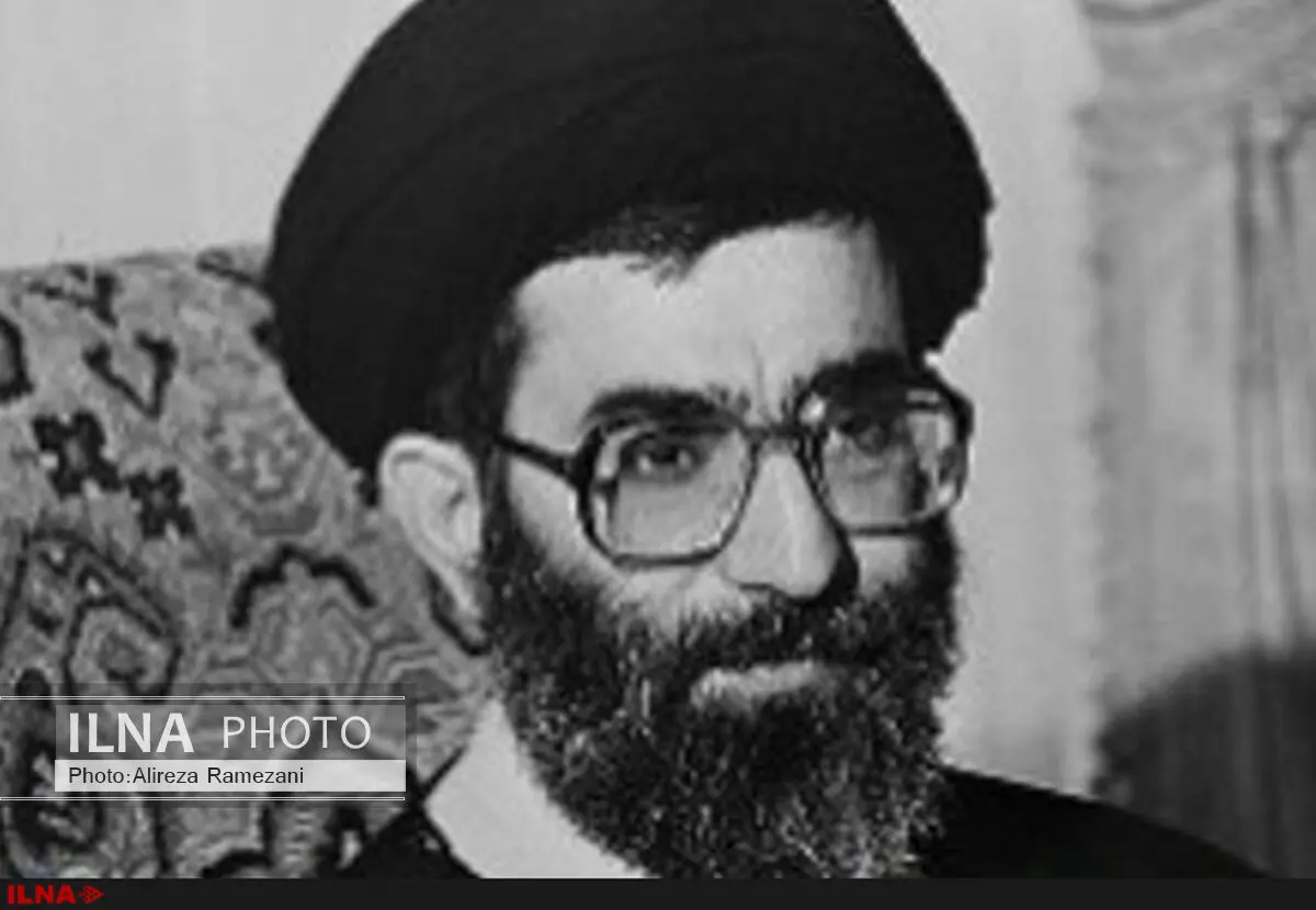 فیلم بازدید آیت‌الله خامنه‌ای از وضعیت بازداشت‌شدگان سفارت آمریکا در ۲۵ فروردین ۵۹