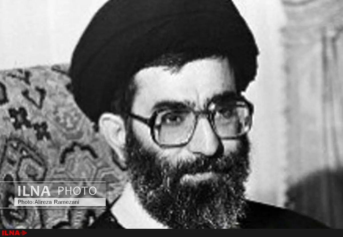 فیلم بازدید آیت‌الله خامنه‌ای از وضعیت بازداشت‌شدگان سفارت آمریکا در ۲۵ فروردین ۵۹