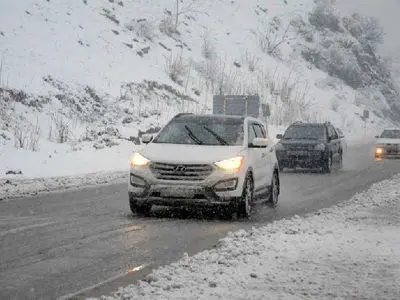 مواجه 90 درصد محورهای مواصلاتی استان مرکزی با بارش برف و باران / پرهیز از سفرهای غیرضروری
