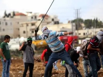 یک فلسطینی شهید و ده‌ها نفر دیگر زخمی شدند