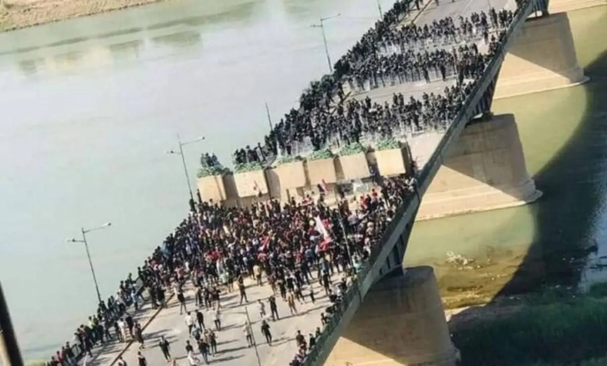 شلیک گاز اشک‌آور از سوی نیروهای امنیتی در بغداد به سوی معترضان