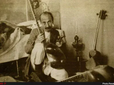 استاد یحیی تارهایش را یک سال به زاینده‌رود می‌سپرد