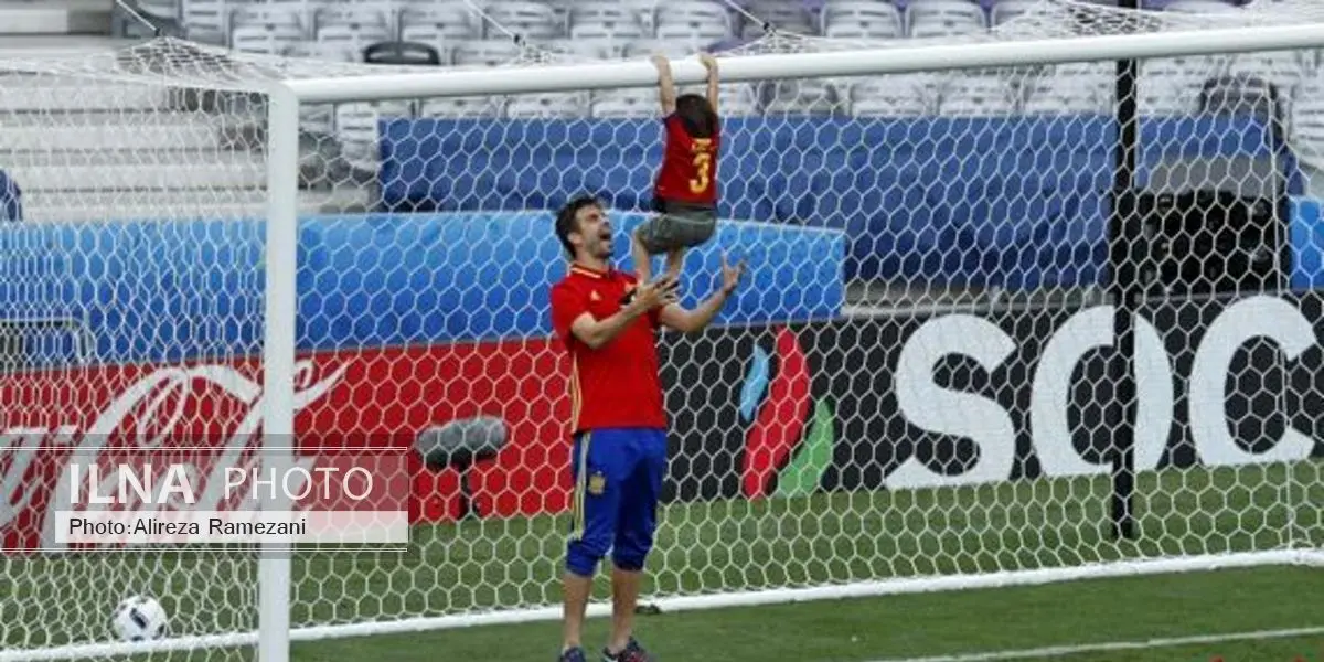 جشن پیروزی پیکه با پسرش + تصاویر 