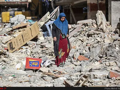 حضور بازیکن کرمانشاهی گل گهر در جمع زلزله‌زدگان (عکس)