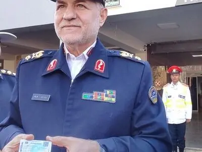 رونمایی رئیس پلیس راهور از گواهینامه دوزبانه/ تغییر کتاب آیین‌نامه راهنمایی و رانندگی