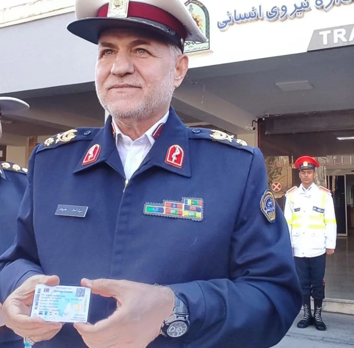 رونمایی رئیس پلیس راهور از گواهینامه دوزبانه/ تغییر کتاب آیین‌نامه راهنمایی و رانندگی