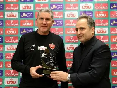 یک بام و دو هوا برای تندیس عجیب سرمربی پرسپولیس!