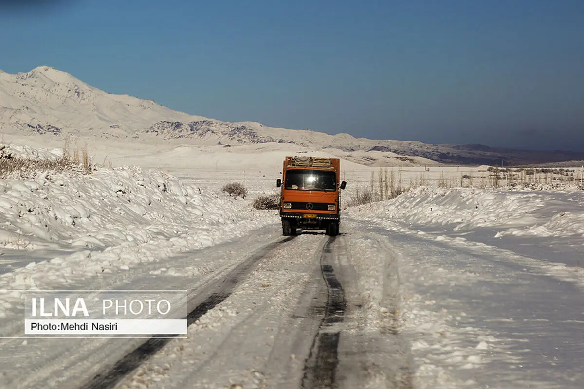 بارش برف در سراسر ارتفاعات و گردنه‌های قزوین/ عملیات برف روبی در جاده‌ها