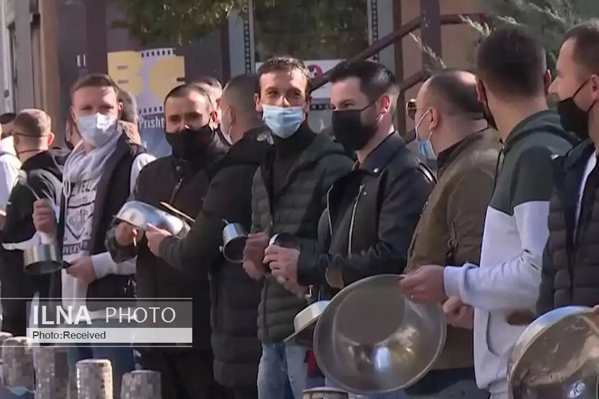 ویدئو/ رستوران‌داران کوزوویی با نواختن قابلمه‌های خالی به دولت اعتراض کردند 