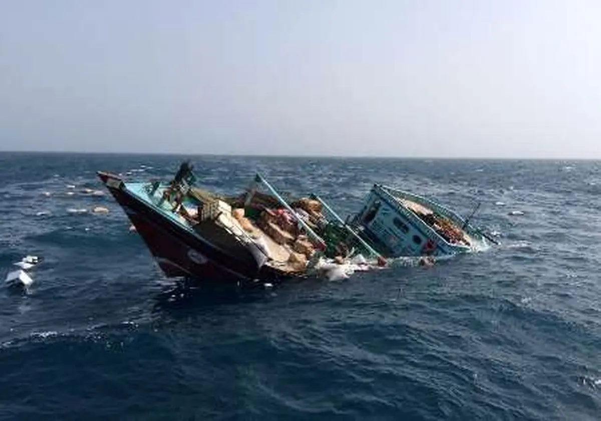 نجات صیادان قایق‌های گرفتار شده در طوفان در آب‌های جزایر لاوان