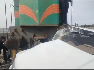 برخورد قطار با پژو در ایستگاه راه‌آهن حادثه آفرید / یک مرد 24 ساله راهی بیمارستان شد