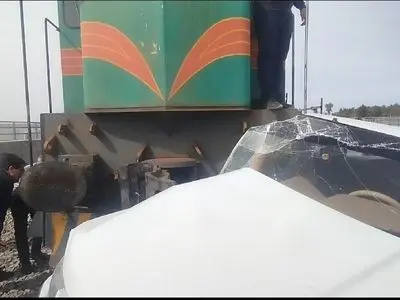 برخورد قطار با پژو در ایستگاه راه‌آهن حادثه آفرید / یک مرد 24 ساله راهی بیمارستان شد