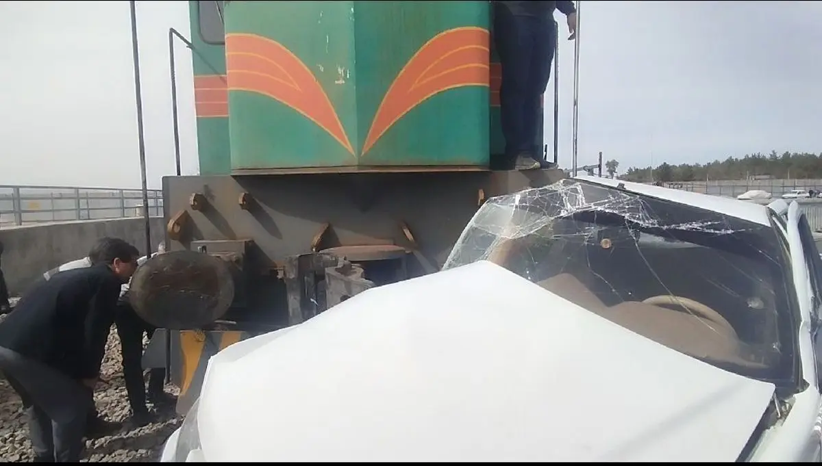 برخورد قطار با پژو در ایستگاه راه‌آهن حادثه آفرید / یک مرد 24 ساله راهی بیمارستان شد