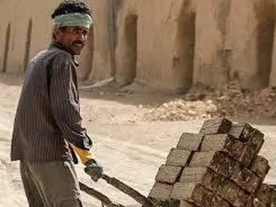 صف طولانی ۱۸ هزار کارگر ساختمانی کردستان برای دریافت بیمه تامین اجتماعی