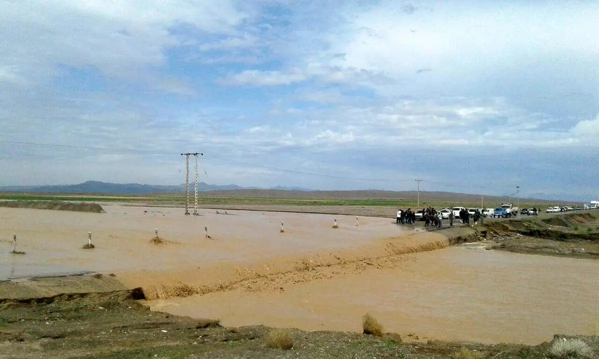 بازگشایی محور مسدود شده بردسکن به طبس پس از ۹ ساعت تلاش راهداران