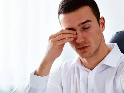 ۴ تمرین ساده برای رفع خستگی چشم