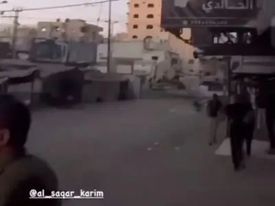 لحظه پرتاب بمب‌ از پهپادهای اسرائیلی بر سر مردم اطراف میدان الجلاء در شمال شهر غزه + فیلم
