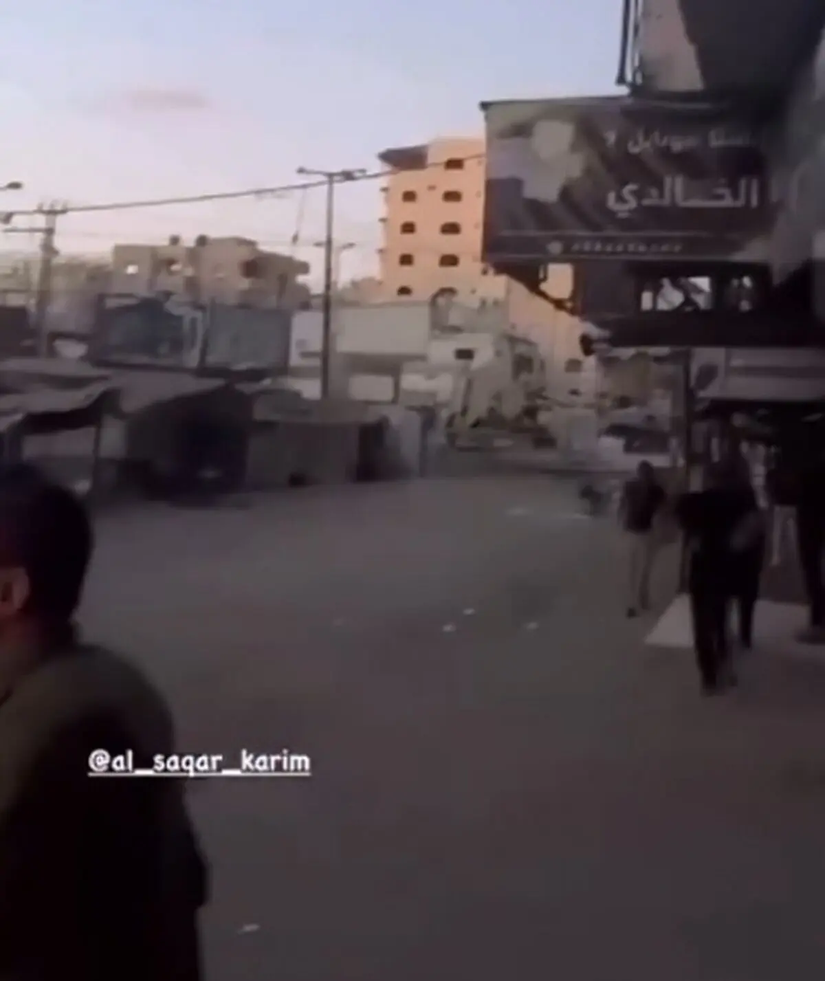 لحظه پرتاب بمب‌ از پهپادهای اسرائیلی بر سر مردم اطراف میدان الجلاء در شمال شهر غزه + فیلم