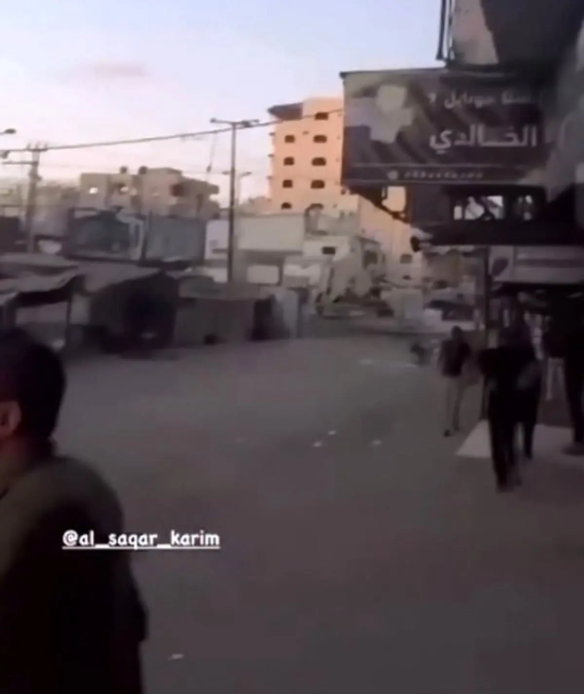 لحظه پرتاب بمب‌ از پهپادهای اسرائیلی بر سر مردم اطراف میدان الجلاء در شمال شهر غزه + فیلم