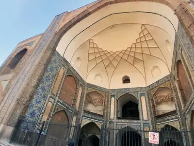 جمع‌آوری داربست‌های ایوان جنوبی مسجد جامع عتیق پس از 15 سال