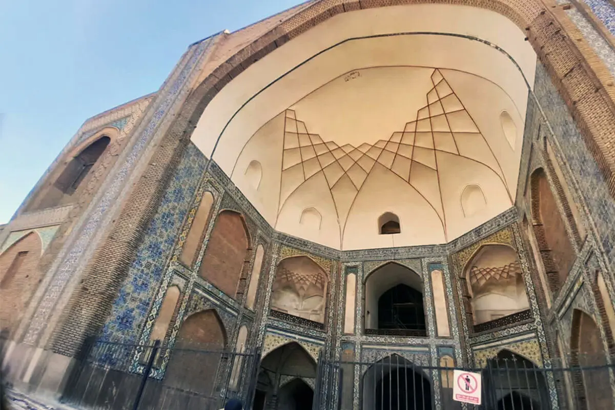 جمع‌آوری داربست‌های ایوان جنوبی مسجد جامع عتیق پس از 15 سال