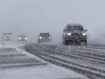 بارش برف در محورهای مواصلاتی آذربایجان غربی/رانندگان از سفرهای غیر ضروری پرهیز کنند