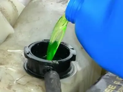 کشف 50 کارتن ضدیخ تقلبی در خراسان رضوی / محموله‌ها در  آمل تولید و بسته‌بندی می‌شد