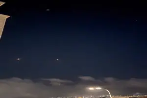 لحظه عبور برق‌آسای موشک ایرانی از ۴ موشک پدافندی اسرائیل و اصابت به هدف + فیلم