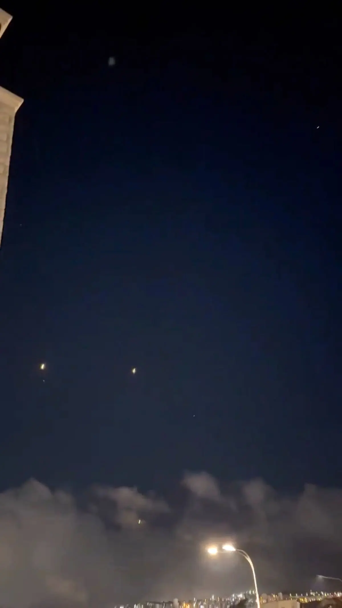 لحظه عبور برق‌آسای موشک ایرانی از ۴ موشک پدافندی اسرائیل و اصابت به هدف + فیلم