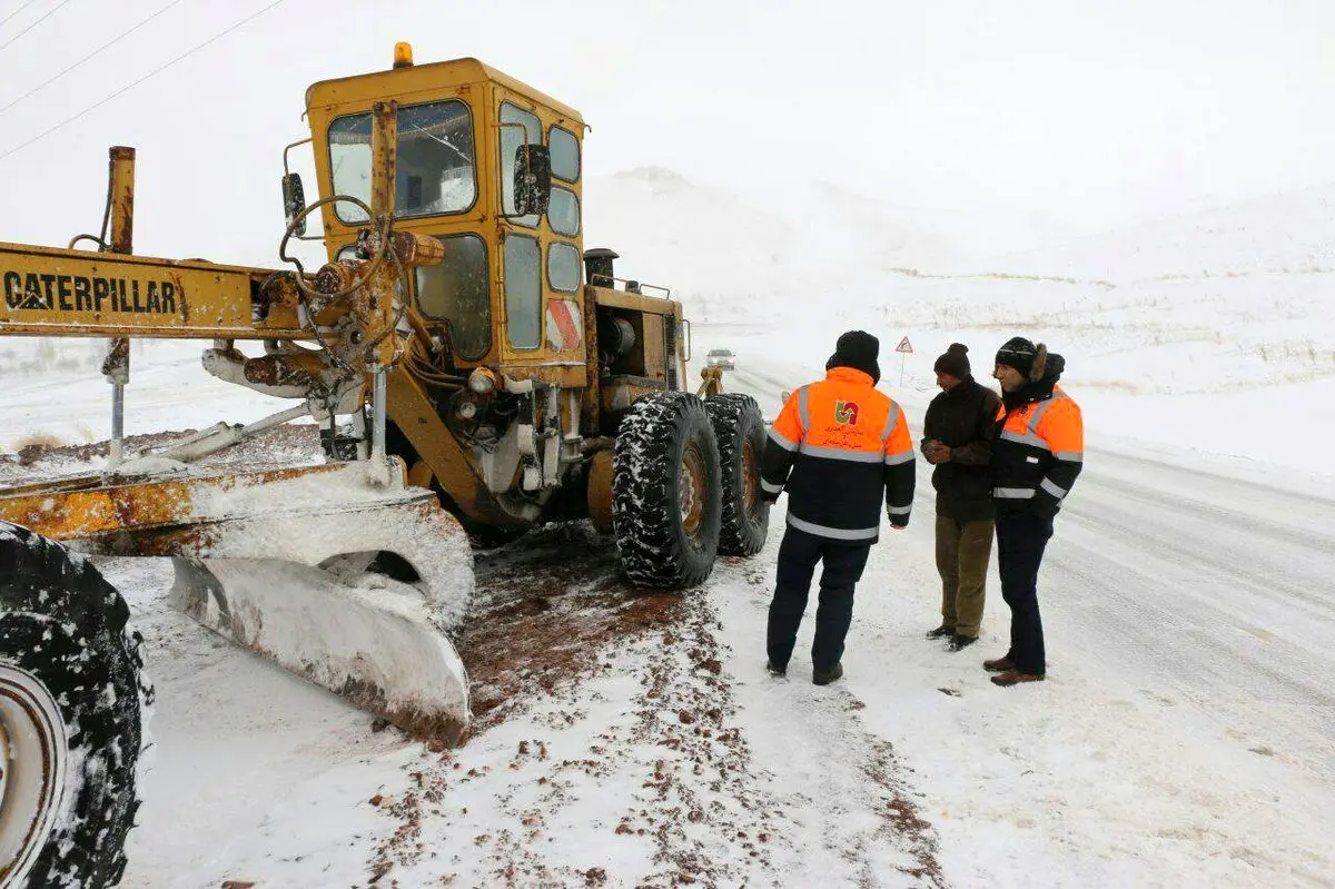 برف روبی ۷۰ کیلومتر از محور های مواصلاتی آذربایجان غربی