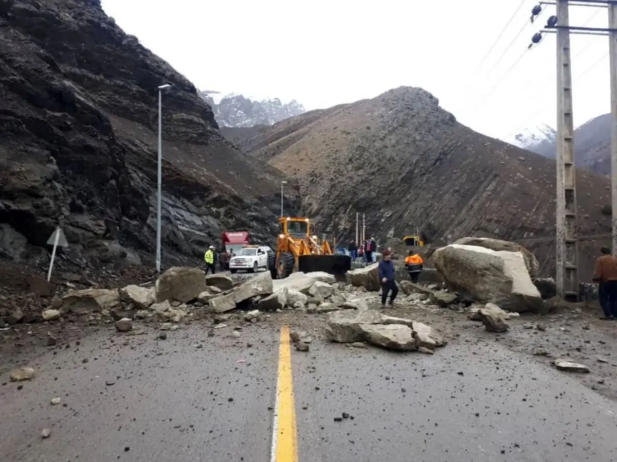 پاکسازی حادثه ریزش سنگ در جاده ترانزیتی درگز-قوچان