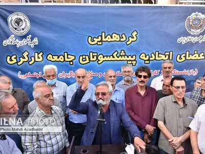 مسئله‌ افزایش حقوق بازنشستگان را از چند مسیر پیگیری می‌کنیم/ به دنبال متناسب‌سازی حقوق بازنشستگانیم/ حرکت‌های نمایشی را باید کنار گذاشت