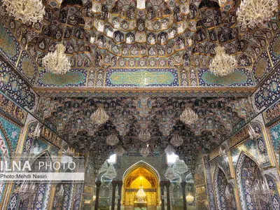 ثبت اسم شهدای مدرسه میناب روی کاشی حرم ابا عبدالله‌الحسین(ع)+ فیلم