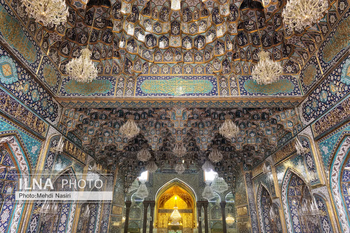 ثبت اسم شهدای مدرسه میناب روی کاشی حرم ابا عبدالله‌الحسین(ع)+ فیلم