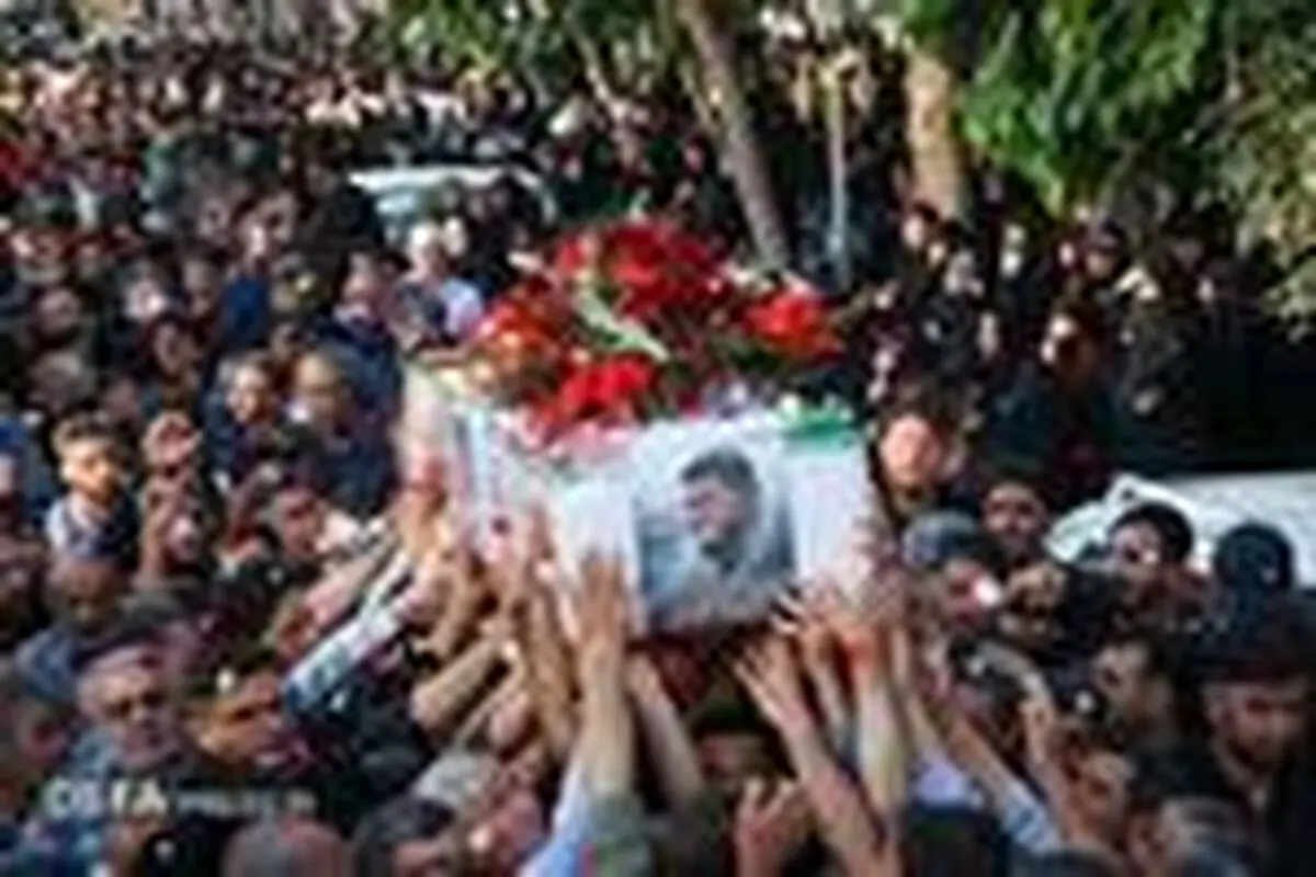 فرزندان شهید محمد براتی در کنار پیکر پدرشان/عکس